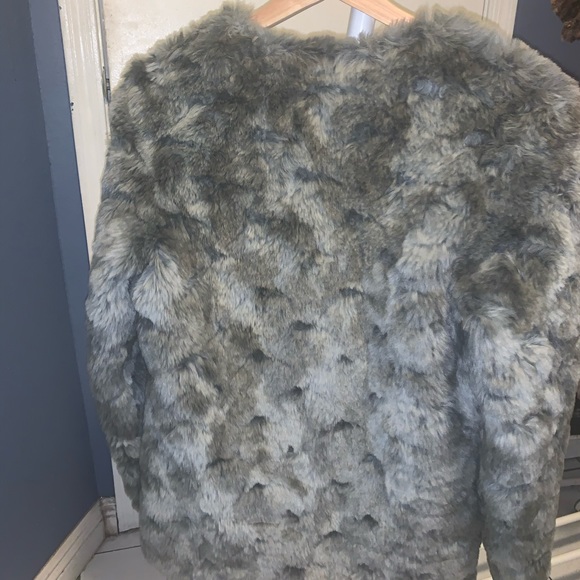 Sold gray faux fur coat - Picture 2 of 2